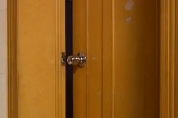 Đi làm xa về không thấy vợ đâu, người đàn ông hộc tốc đi tìm rồi nổi cơn thịnh nộ vì cảnh tượng bắt gặp trong khách sạn