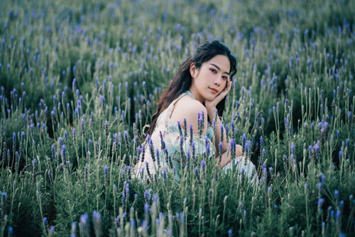 Nam Em khoe nhan sắc xinh đẹp giữa vườn hoa