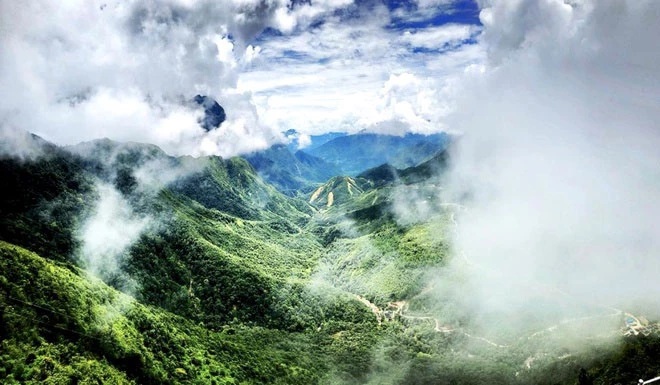 Đèo Ô Quy Hồ còn được gọi là đèo Hoàng Liên hay Hoàng Liên Sơn. Tên gọi này hình thành do đèo vượt qua dãy Hoàng Liên Sơn. Con đèo khúc khuỷu và đầy thách thức đối với dân phượt này cũng được gắn liền với tên "đèo Mây" (ý chỉ nơi đây có mây trắng phủ quanh năm). Ảnh: Sergeborowski.