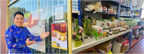 Hạt điều Bình Phước được anh Khoa Phan - Phó Tổng Thư ký Hội Doanh nhân Việt Nam tại Úc, Chủ nhiệm Hội Doanh nhân trẻ tại TP. Melbourne (Úc) tích cực quảng bá vào dịp Tết (hình trái) hoặc chào bán tại các siêu thị thực phẩm Á Châu ở Melbourne (hình phải)