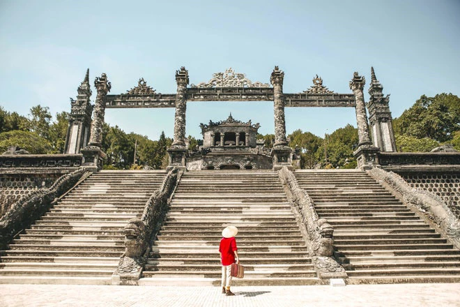 Lăng Khải Định (còn gọi là Ứng Lăng) tọa lạc trên triền núi Châu Chữ (xã Thủy Bằng, thị xã Hương Thủy). Công trình được khởi công ngày 4/9/1920 và kéo dài trong 11 năm mới hoàn tất. Đây là lăng duy nhất có lối kiến trúc giao thoa giữa 2 nền văn hoá Đông - Tây. Khung cảnh nơi này sẽ giúp bạn có những khung hình lạ mắt, vừa cổ điển, lại hiện đại. Ảnh: Kỳ Anh.