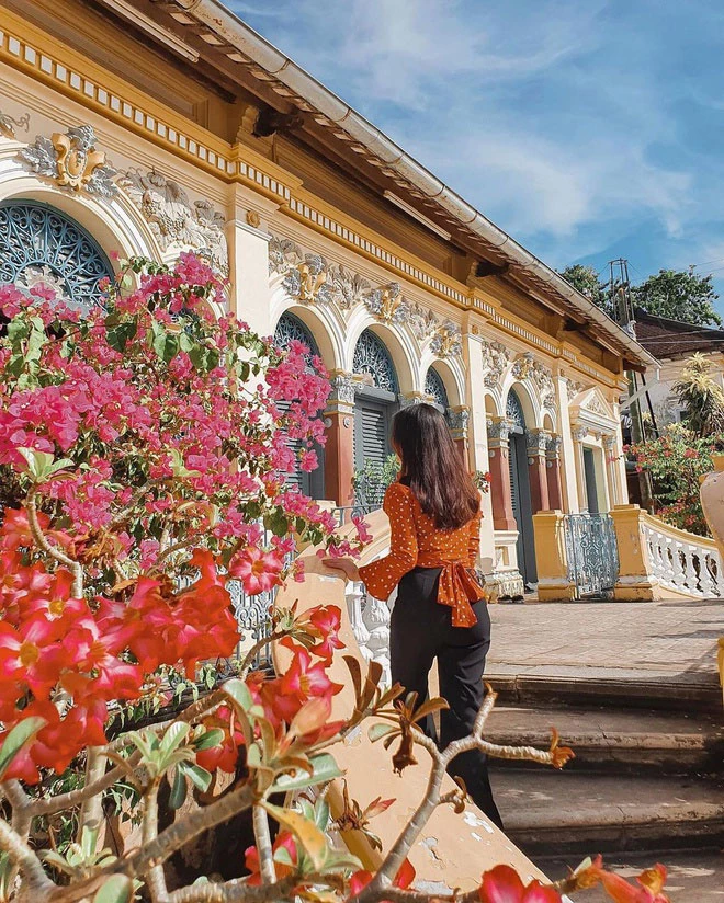 Làng cổ Long Tuyền là một làng cổ Nam Bộ thuộc quận Bình Thủy, thành phố Cần Thơ. Ngôi làng nổi bật với dãy nhà cổ nằm bên chợ Bình Thủy. Trong đó, khu nhà cổ của dòng họ Dương hay còn gọi "nhà cổ Bình Thuỷ" là một trong những điểm check-in hút khách nhất. Ảnh: Thulinhhh__.