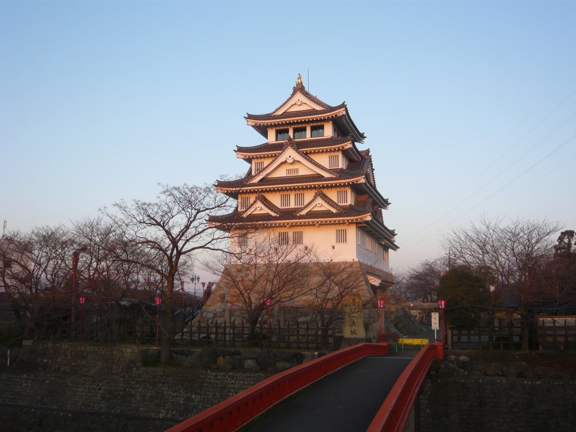 Lâu đài Sunomata (Gifu, Nhật Bản): Còn được biết đến với cái tên Ichiya, nghĩa là "lâu đài xây trong một đêm", Sunomata được xây dựng vào giữa thế kỷ 16 bởi tướng Toyotomi Hideyoshi tại thành phố Ogaki. Tương truyền, đây là một cứ điểm được âm thầm xây trong lòng đối thủ, bằng cách đẽo sẵn các cột và dựng sẵn vách, sau đó chuyển đến lắp ghép trong đêm. Lâu đài hiện tại được tái dựng năm 1991, theo hình mẫu của lâu đài Ogaki gần đó. Ảnh: Hide-sp.