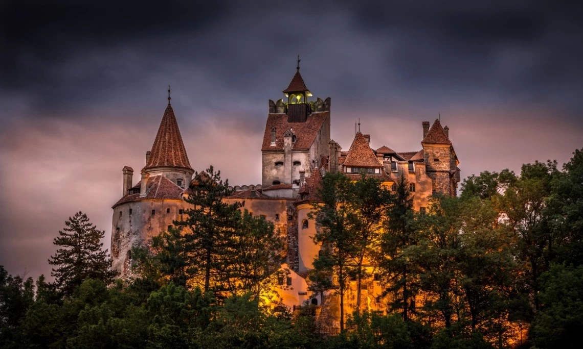 Lâu đài Bran (Transylvania, Romania): Lâu đài này thường gắn liền với Dracula. Vlad Đệ tam, hoàng tử xứ Wallachia - hay còn gọi là Vlad Đệ tam Dracula - được xem là nguyên mẫu cho nhân vật bá tước ma cà rồng trong tiểu thuyết kinh điển của Bram Stoker. Theo truyền thuyết, Vlad Đệ tam thật từng bị giam ở lâu đài Bran một thời gian ngắn trong năm 1462. Những người hâm mộ nhân vật này đổ về đây để tham quan lâu đài huyền thoại. Ảnh: Archeotraveller.