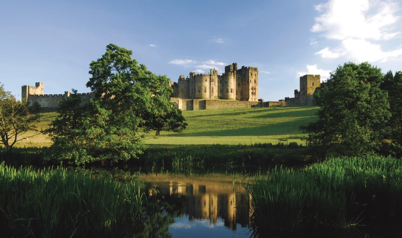 Lâu đài Alnwick (Northumberland, Anh): Nơi này nổi tiếng hơn khi trở thành bối cảnh cho lâu đài Hogwarts trong hai phần phim của Harry Potter. Lâu đài cổ kính và đồ sộ này cũng từng xuất hiện trong nhiều bộ phim đình đám khác, từ Elizabeth đến Robin Hood: Prince of Thieves. Ảnh: Englishcoast.