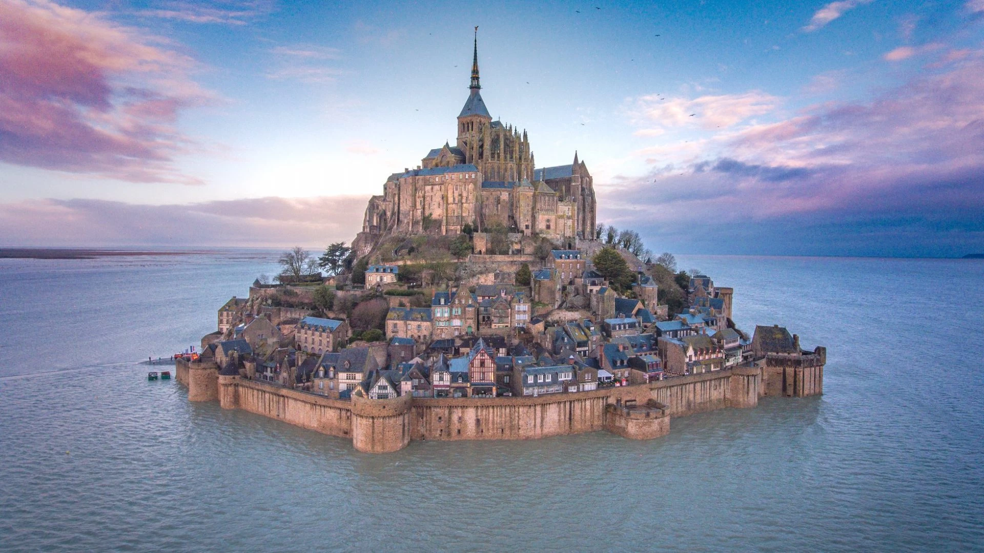 Mont Saint Michel (Normandy, Pháp): Nằm trên hòn đảo ngoài khơi Normandy, lâu đài này thu hút hơn 3 triệu lượt khách mỗi năm. Khi thủy triều dâng cao, toàn bộ khu vực xung quanh ngập nước, tạo ra khung cảnh kỳ diệu và độc đáo. Ảnh: Big Seven Travel.