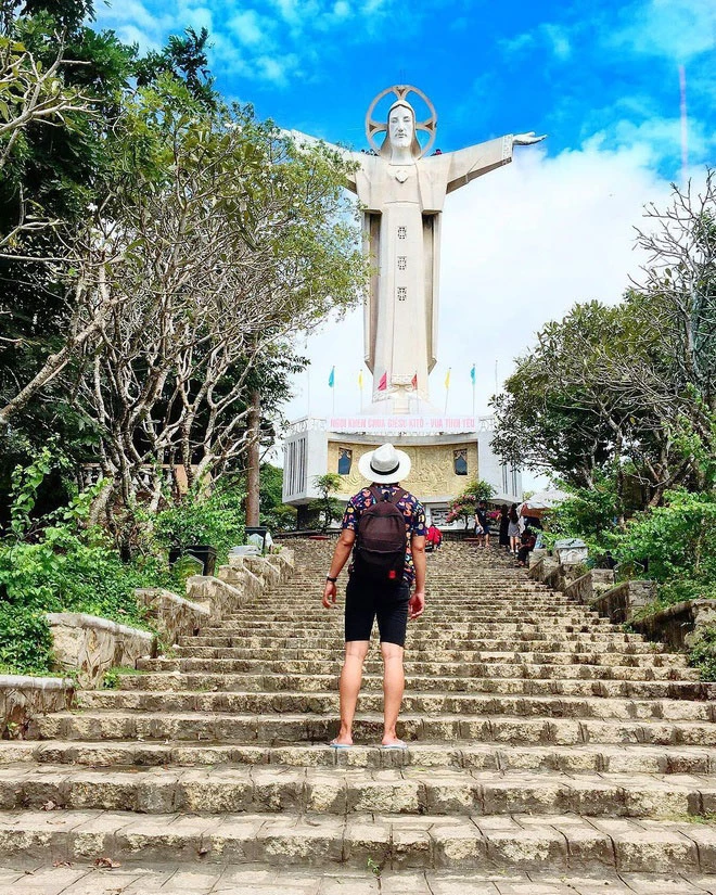 Tượng Chúa Kitô Vua ở núi Nhỏ là địa điểm thu hút nhiều du khách khi đến Vũng Tàu. Bạn có thể men theo chiếc cầu thang xoắn ốc hẹp chạy bên trong lòng tượng, dẫn từ chân tượng lên đến vai tượng, đứng tại đây và ngắm nhìn Hòn Bà, mũi Nghinh Phong giữa bốn bề gió lộng. Ảnh: Huỳnh Tâm.