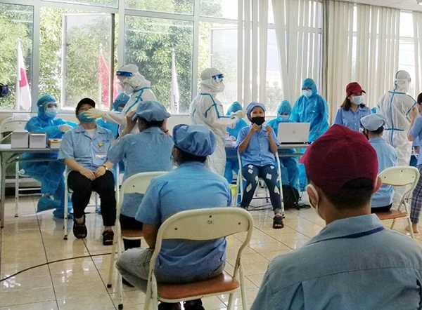 Lấy mẫu xét nghiệm cho người lao động tại Công ty TNHH Daiwa Việt Nam trong KCN Hòa Khánh (Đà Nẵng) 