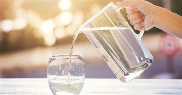 Nắng nóng, cần tránh những sai lầm khi uống nước gây hại sức khỏe - Ảnh 3.