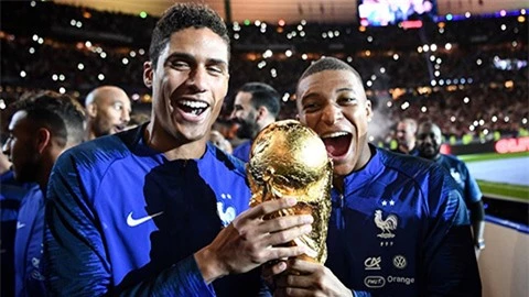 Real sẵn sàng để Varane tới MU vì Mbappe