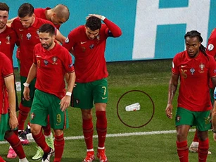 Ronaldo bị CĐV ném 'vật thể lạ' khi ăn mừng bàn thứ 109 cho ĐT Bồ Đào Nha