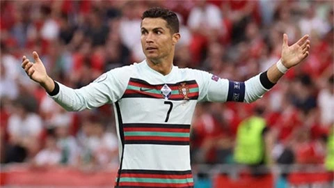 Ronaldo bực tức khi bị nói kém hơn Messi