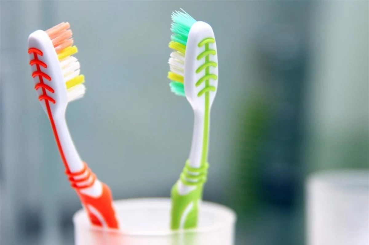 Bàn chải đánh răng: Để giữ vệ sinh khoang miệng, 3 tháng/lần bạn cần thay bàn chải đánh răng hoặc khi bạn thấy các sợi lông trên bàn chải không còn đứng thẳng.