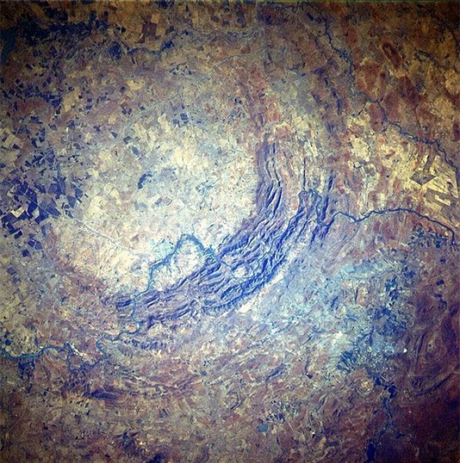 Vết sẹo 2 tỷ năm tuổi trên Trái Đất: Bằng chứng thép cho cuộc chạm trán ngoài hành tinh - Ảnh 1.