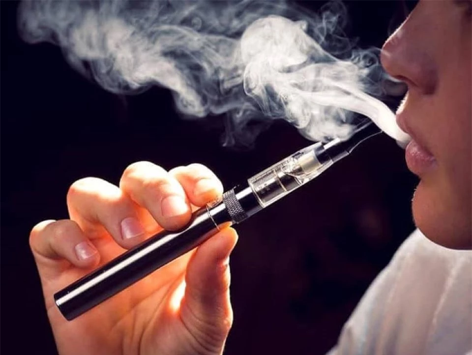 Vì sao thuốc lá điện tử có thể gây vô sinh ở nam giới?