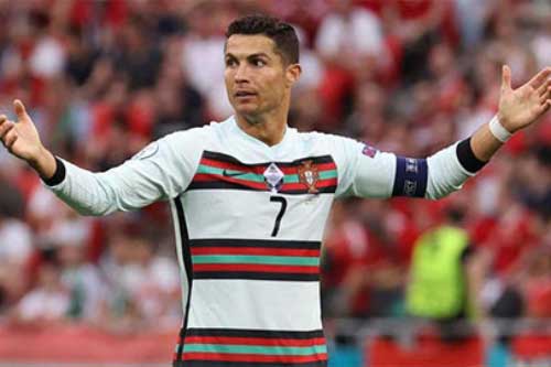 Ronaldo bực tức khi bị nói kém hơn Messi
