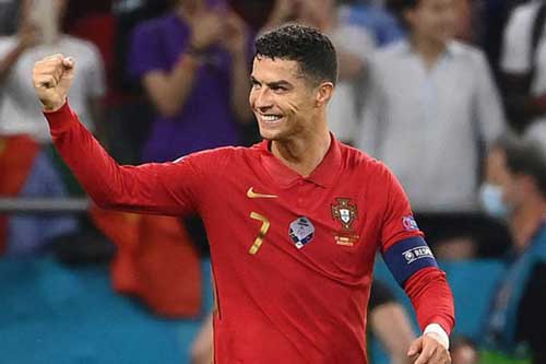Ronaldo cân bằng kỷ lục 109 bàn của Daei cấp ĐTQG