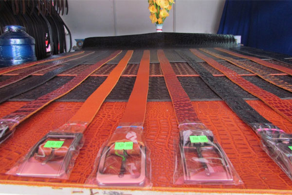 Cách phân biệt thắt lưng, ví da thật giả