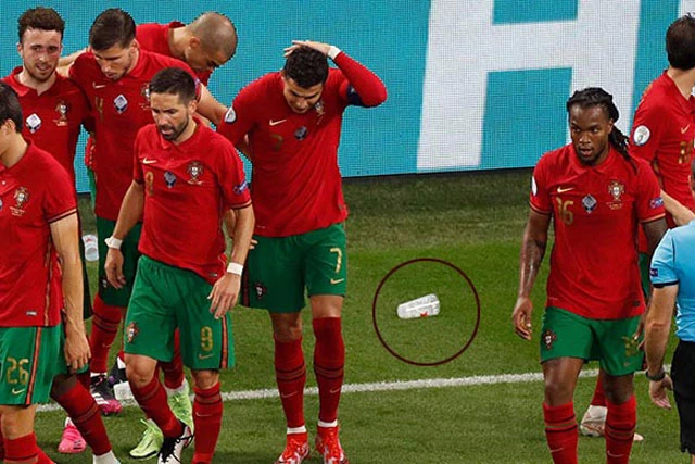 Ronaldo bị CĐV quá khích ném cốc nước.