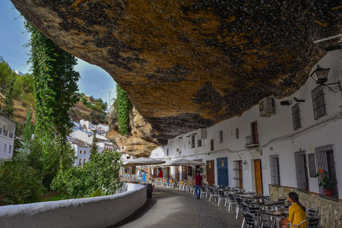 Chiêm ngưỡng những ngôi nhà "không mái" dưới khối đá lớn ở Tây Ban Nha