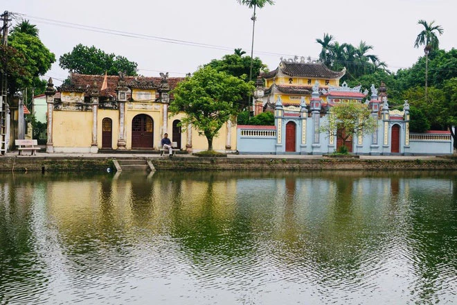 Cách thủ đô Hà Nội khoảng 20 km, làng Nôm thuộc xã Đại Đồng, huyện Văn Lâm, tỉnh Hưng Yên. Ngôi làng có tuổi đời hơn 200 năm gây ấn tượng bởi vẻ đẹp yên bình, tĩnh lặng với nhiều công trình kiến trúc cổ. Ảnh: Didedai.