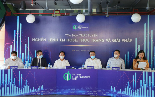 Chủ tịch Ủy ban chứng khoán: 'Chúng tôi nợ nhà đầu tư lời xin lỗi'