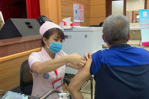 Bộ Y tế đề nghị 9 địa phương đẩy nhanh tiêm vaccine phòng COVID-19