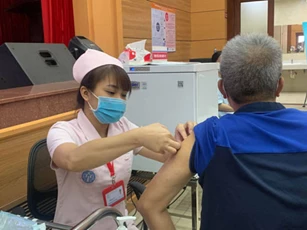 Bộ Y tế đề nghị 9 địa phương đẩy nhanh tiêm vaccine phòng COVID-19