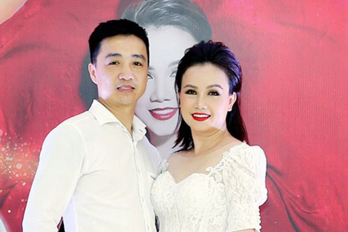 "Cô Xuyến" Hoàng Yến vừa bị chồng cũ cầm dao rượt đuổi: Trải qua 4 đời chồng ở tuổi 45, sinh cho chồng trẻ 1 cô con gái xinh xắn