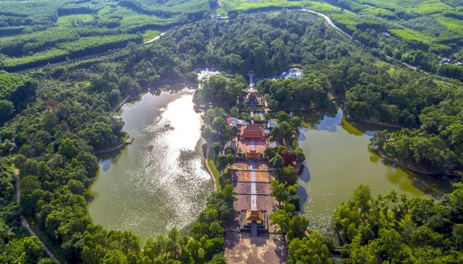 Lăng Minh Mạng (còn gọi là Hiếu Lăng) cách trung tâm thành phố Huế khoảng 12 km. Lăng tọa lạc ở vị trí được xem là "đắc địa", nơi giao thoa giữa hai dòng Tả Trạch và Hữu Trạch, hợp lại thành sông Hương mộng mơ. Ảnh: Lê Huy Hoàng Hải.