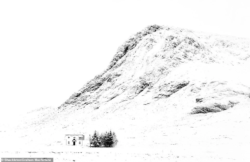 Tuyết rơi ở làng Glencoe khiến ngôi nhà như hòa mình vào ngọn núi.