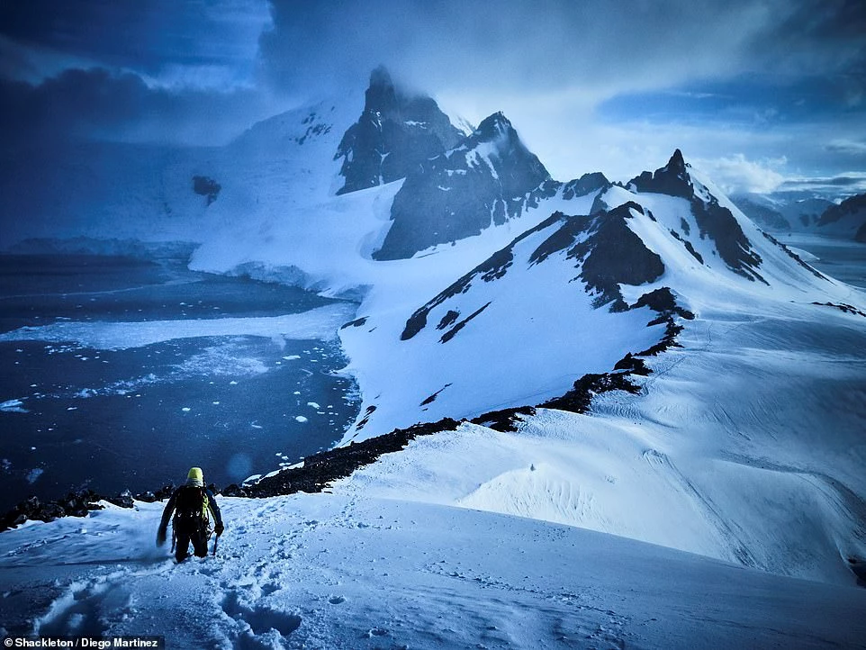 Bức ảnh thắng hạng mục "Phiêu lưu" thuộc về Diego Martinez. Anh cho biết mình chụp bức ảnh này trong chuyến thám hiểm Nam Cực từ tháng 12/2019 đến tháng 1/2020 cùng nhà leo núi Alex Txikon.