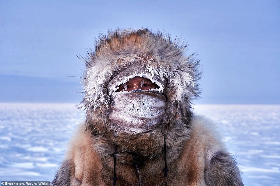 Bức ảnh thắng hạng mục "Con người" thuộc về Wayne White, nhiếp ảnh gia kiêm quản lý Trạm Nam Cực Amundsen-Scott. Nhiệt độ ngoài trời khi White chụp bức hình là âm 75,6 độ C. "Chiếc mặt nạ và đôi lông mày đóng băng chứng tỏ môi trường này khắc nghiệt ra sao. Nó cho chúng tôi hiểu cuộc sống ở lạnh nhất thế giới như nào", đại diện ban giám khảo nói.