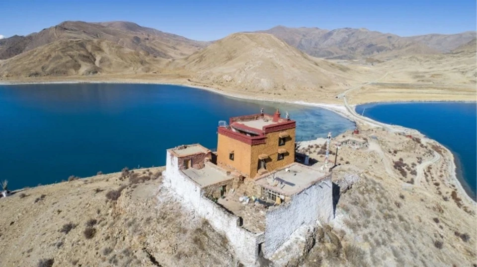 Đây là Rituo (nghĩa là đá trên núi) ở Tây Tạng. Tên gọi này xuất phát từ một tảng đá có thể chữa được bách bệnh. Người bản địa đồn nó vẫn còn tồn tại cho tới ngày nay.