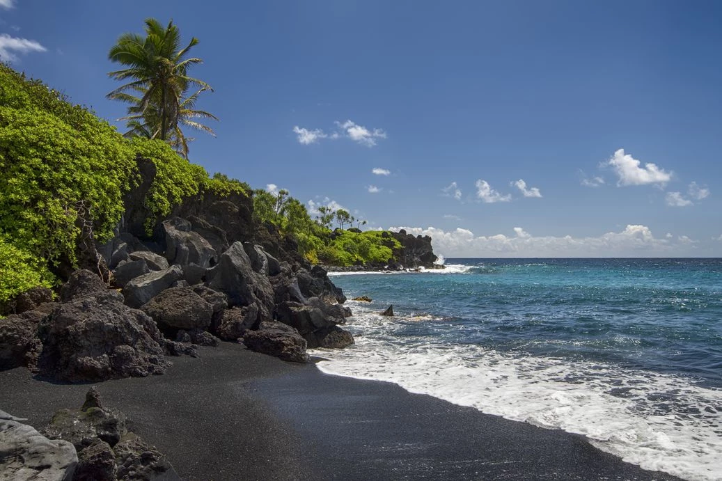 Bãi biển cát đen Paioa (Maui, Hawaii, Mỹ): Nằm trong công viên tiểu bang Waianapanapa, cát đen ở đây được làm chủ yếu từ những hòn đá đen nhỏ. Waianapanapa có nghĩa là "nước lấp lánh" trong tiếng Hawaii, tên gọi này xuất phát từ màu cát đen tương phản với đại dương xanh. Vẻ đẹp giao hòa của thiên nhiên khiến nơi đây trở thành một trong những bãi biển cát đen đẹp nhất thế giới.