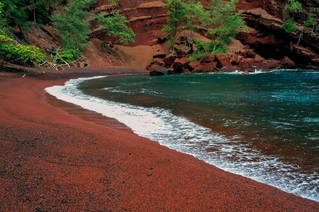 Bãi biển cát đỏ Kaihalulu (Maui, Hawaii, Mỹ): Với cảnh sắc ấn tượng của bãi cát đỏ đặc trưng, nơi này là điểm hoàn hảo để du khách check-in, chụp ảnh tự sướng. Vị trí khó tìm với chỉ một con đường nhỏ đến bãi biển hẹp và dốc khiến Kaihalulu trở nên phổ biến đối với những người thích khỏa thân. Ngoài ra, bức tường đá nham thạch tạo nên một vịnh nhỏ thích hợp cho du khách trải nghiệm lặn biển.