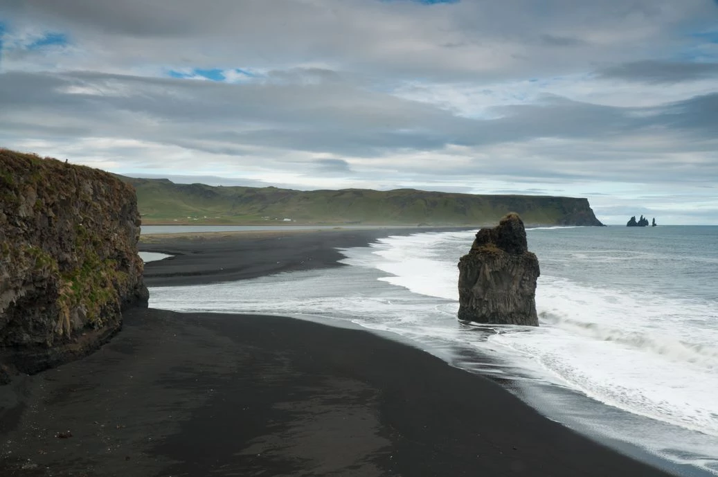 Bãi biển cát đen Reynisfjara (Iceland): Nằm ngay Ring Road gần thị trấn Vik ở cực nam, bãi biển này có cát màu đen đến từ những viên sỏi và đá mịn là tàn tích của dung nham bazan. Reynisfjara mang đến cho du khách khung cảnh ngoạn mục với những nét thú vị riêng từ vách đá Gardar được tạo bởi các cột bazan hình lục giác đến những tảng đá bazan Reynisdrangar có hình thù độc đáo.
