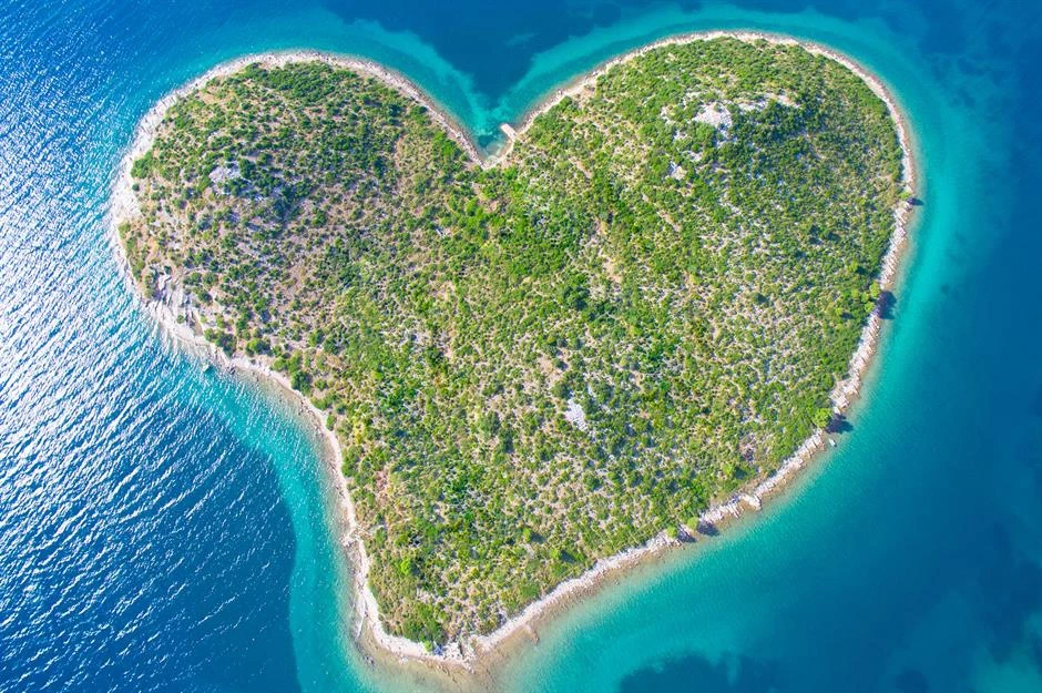 Galesnjak, Croatia: Hình dạng ấn tượng khiến Galesnjak được gọi với biệt danh là "Đảo tình nhân". Với những gò mộ cổ xưa và cây ô liu, hòn đảo nhỏ, chỉ rộng 50 m2, nổi tiếng từ khoảng một thập kỷ trước khi hình dạng độc đáo được chỉ ra bởi Google Earth. Ảnh: Shutterstock.