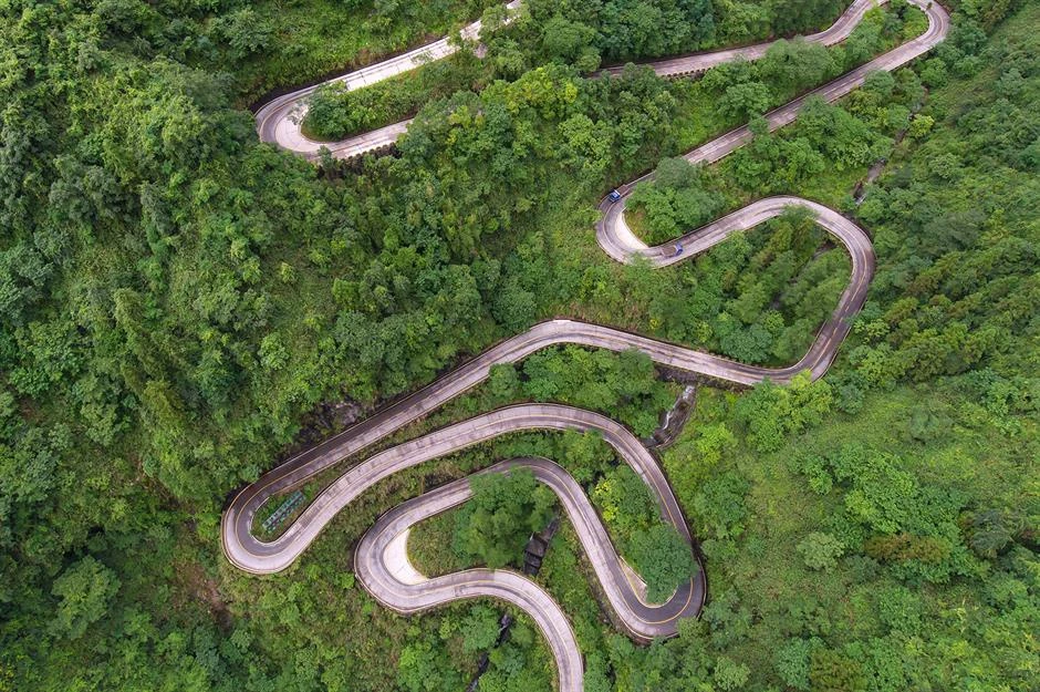 Đường lên Thiên Môn Sơn, Trung Quốc: Tuyến đường xuyên qua Thiên Môn Sơn như một mảnh lụa vắt giữa núi xanh. Con đường ngoằn ngoèo có tổng cộng 99 khúc cua dài 11 km, từng được tạp chí Dangerous Road mệnh danh là cung đường nguy hiểm nhất thế giới. Ảnh: WeStudio.