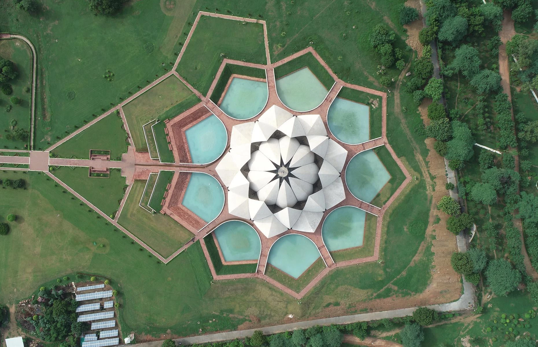 Đền Hoa sen, New Delhi, Ấn Độ: Đền Hoa sen ở New Delhi trông ấn tượng từ mọi góc nhìn. Được xây dựng vào những năm 1980, tòa nhà Baháʼí giáo linh thiêng được thiết kế để trông giống một bông hoa sen. Xung quanh ngôi đền là 9 hồ nước với số 9 là con số "hoàn hảo" trong tín ngưỡng Baháʼí. Ảnh: Vibgyor Studios.
