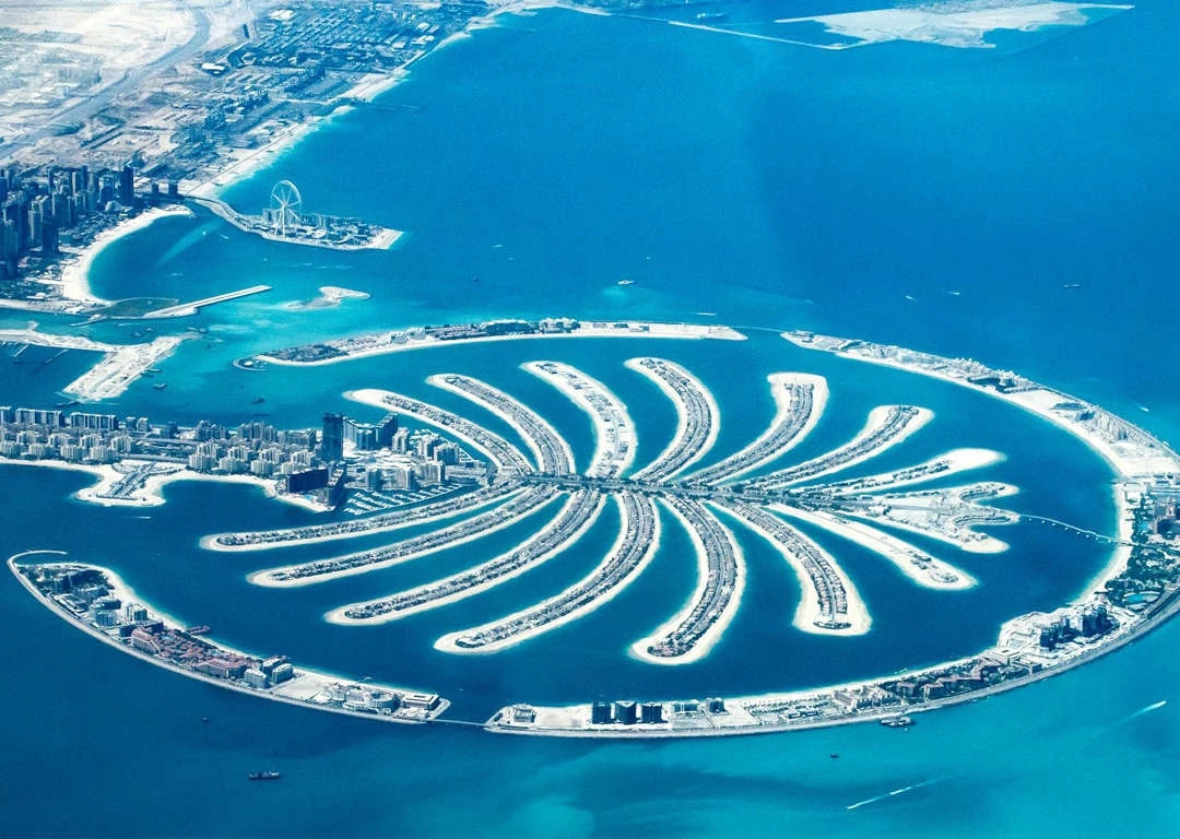 Palm Jumeirah, Dubai, UAE: Danh sách các điểm tham quan tuyệt đẹp nhìn từ không trung sẽ không hoàn chỉnh nếu thiếu quần đảo cây cọ của Dubai. Quần đảo nhân tạo này là nơi tọa lạc của những khách sạn siêu cao cấp và các biệt thự sang trọng. Thiết kế hình cây cọ mang đến cái nhìn ngoạn mục cho công trình khi nhìn từ trên xuống. Ảnh: Andrew Ring.