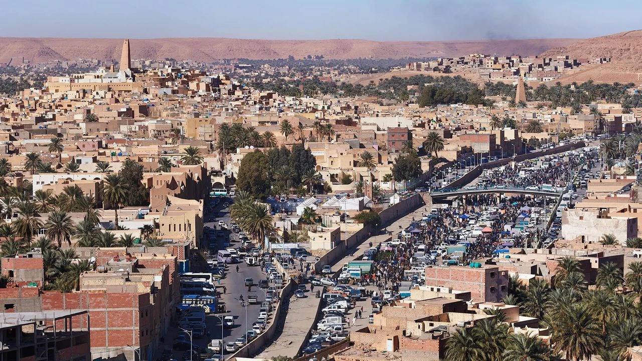 Bất chấp địa hình khắc nghiệt, vẫn có những khu định cư ở rìa phía bắc Sahara. Nơi này còn được gọi là 5 ksours lịch sử. Đó là các thành phố cổ có tuổi đời hàng thế kỷ thuộc thung lũng M'Zab. Những thành phố này bao gồm El-Atteuf (lâu đời nhất, thành lập năm 1012), Melika, Bounoura, thánh địa Beni-Isguen và Ghardaïa.
