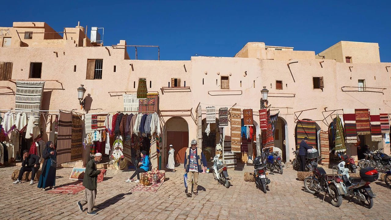 Ở Ghardaïa (ảnh), việc lắp các biển báo hay biển quảng cáo hiện đại đều bị cấm. Đây là cách họ giữ thành phố cổ nguyên vẹn như ban đầu. Quy định địa phương yêu cầu người ở những con phố nhỏ chỉ được bán chuyên về một sản phẩm, ví dụ thảm, trái cây, rau củ hay vàng. Các thương gia ở đây không có nhiều tính cạnh tranh. Thay vào đó, họ đoàn kết và tạo nên cộng đồng bền chặt. Việc mặc cả cũng bị "cấm ngầm" vì sự tôn trọng giữa người bán, người mua. Đôi bên sẽ thống nhất mức giá hợp lý từ đầu dựa trên sự trung thực.