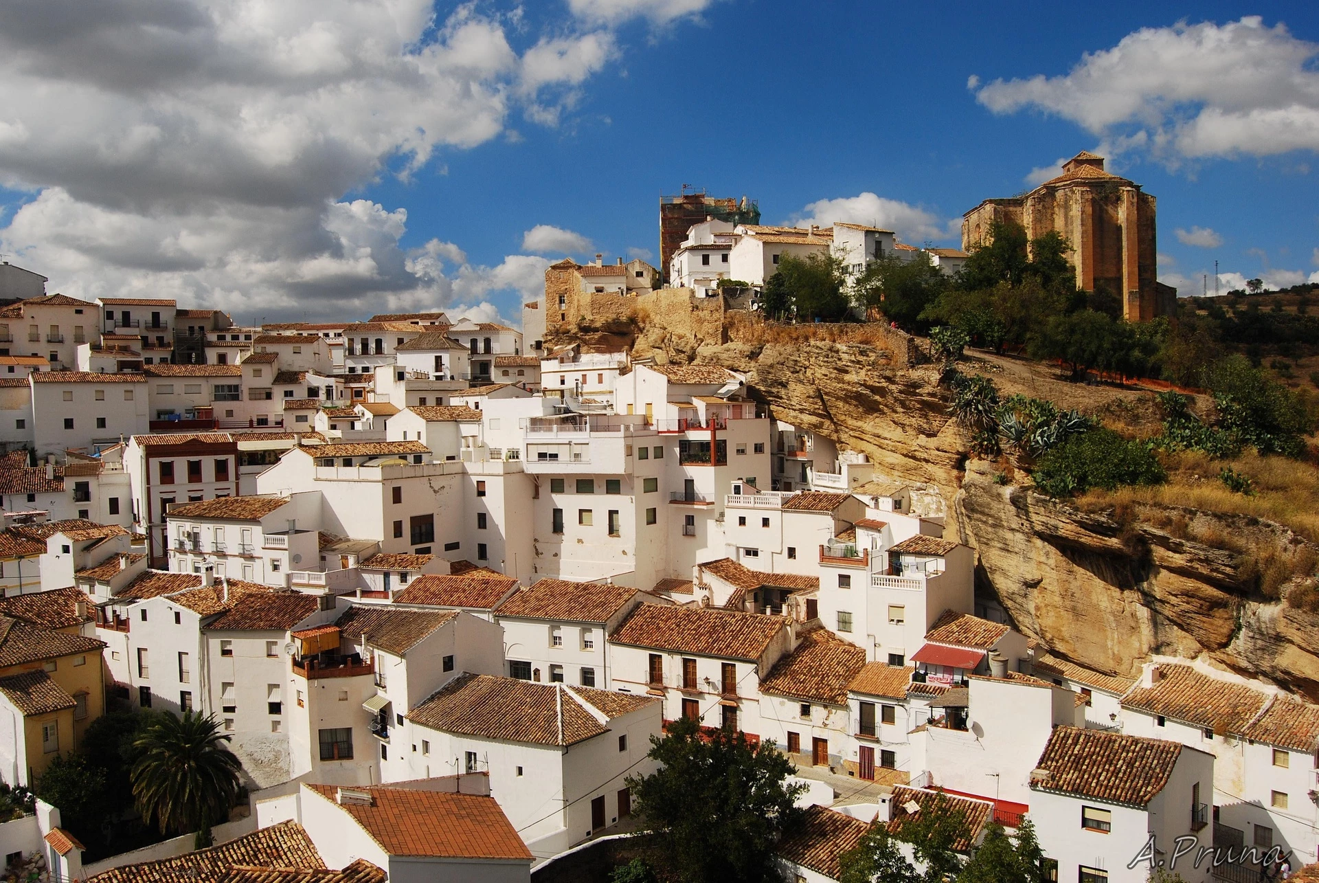 Setenil de las Bodegas là thị trấn thuộc tỉnh Cádiz với khoảng 3.000 dân sinh sống. Thị trấn nổi bật với những ngôi nhà tường trắng. Trong đó, nhiều điểm lưu trú, nhà hàng, khách sạn được xây dựng trong hang đá. Nơi đây mang đến cho du khách cảm giác yên bình mỗi khi ghé thăm. Ảnh: Westend61.