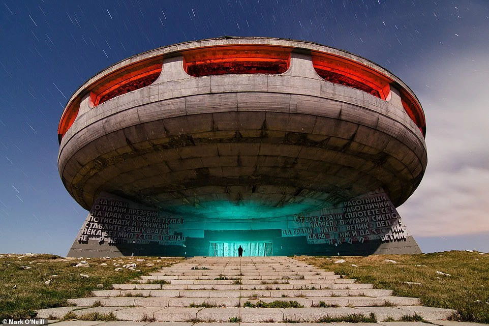 2. Đài tưởng niệm của Đảng cộng sản Bulgaria: Công trình độc đáo như phi thuyền UFO này được xây dựng nhằm tôn vinh phong trào chủ nghĩa xã hội ở Bulgaria. Hoàn thành vào năm 1981, tuy nhiên giờ đây nó đã bị bỏ hoang và trở thành điểm du lịch thu hút du khách và nghệ sĩ vẽ graffiti.