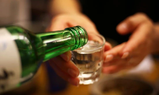 Theo Bệnh viện K, Hà Nội, rượu không gây ung thư nhưng đồ uống này có thể gây bỏng mạn tính niêm mạc hạ họng và thực quản. Từ đó, bệnh ung thư có thể phát triển.