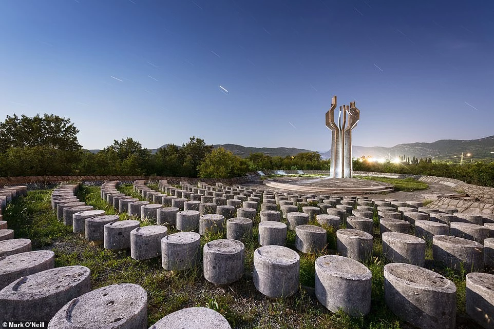 8. Đài tưởng niệm sự sụp đổ, Lješanska Nahija, Montenegro: Tượng đài này nằm tại khu phức hợp Barutana, được xây dựng để tưởng nhớ những người nông dân và binh sỹ Lješanska Nahija thiệt mạng trong 3 cuộc chiến lớn của đất nước trong thế kỷ 20.