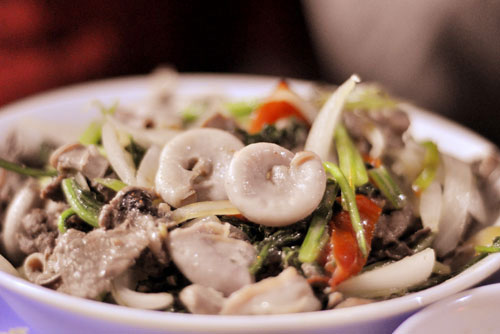 Tuyệt chiêu làm món lòng xào dưa chua giòn, thơm ngon