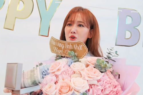 Hari Won bất ngờ khi được quản lý tặng đô la và vàng