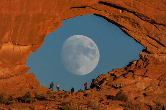 Ngắm vẻ đẹp siêu thực của trăng khổng lồ trong sa mạc